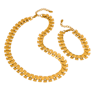 Ensemble Maya Sekhara composé d'un collier et d'un bracelet en métal doré à maillons texturés géométriques