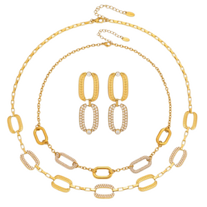 Ensemble Léa de Sekhara comprenant deux colliers à maillons dorés et des boucles d'oreilles assorties avec strass
